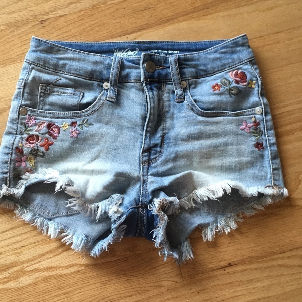 𝅺MOSSIMO High Rise Denim Embroidered Pockets Festival Raw Hem Jean Shorts 00/24